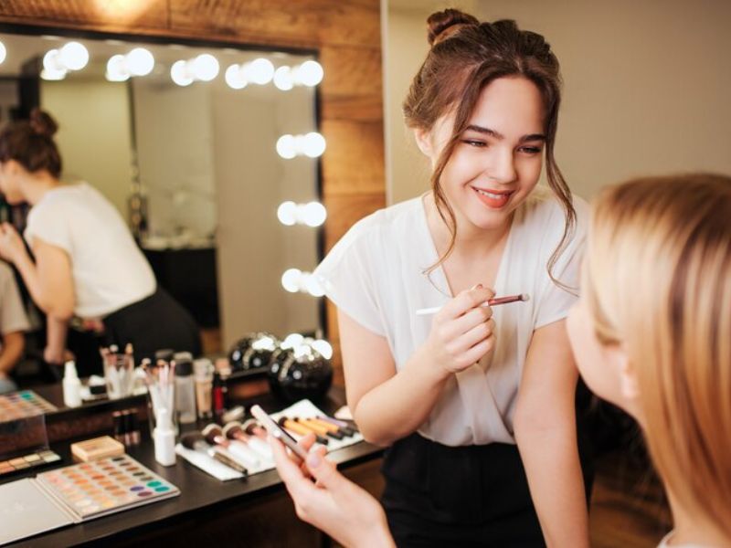 WHAT ARE THE STEPS TO BECOMING A BEAUTY EXPERT?